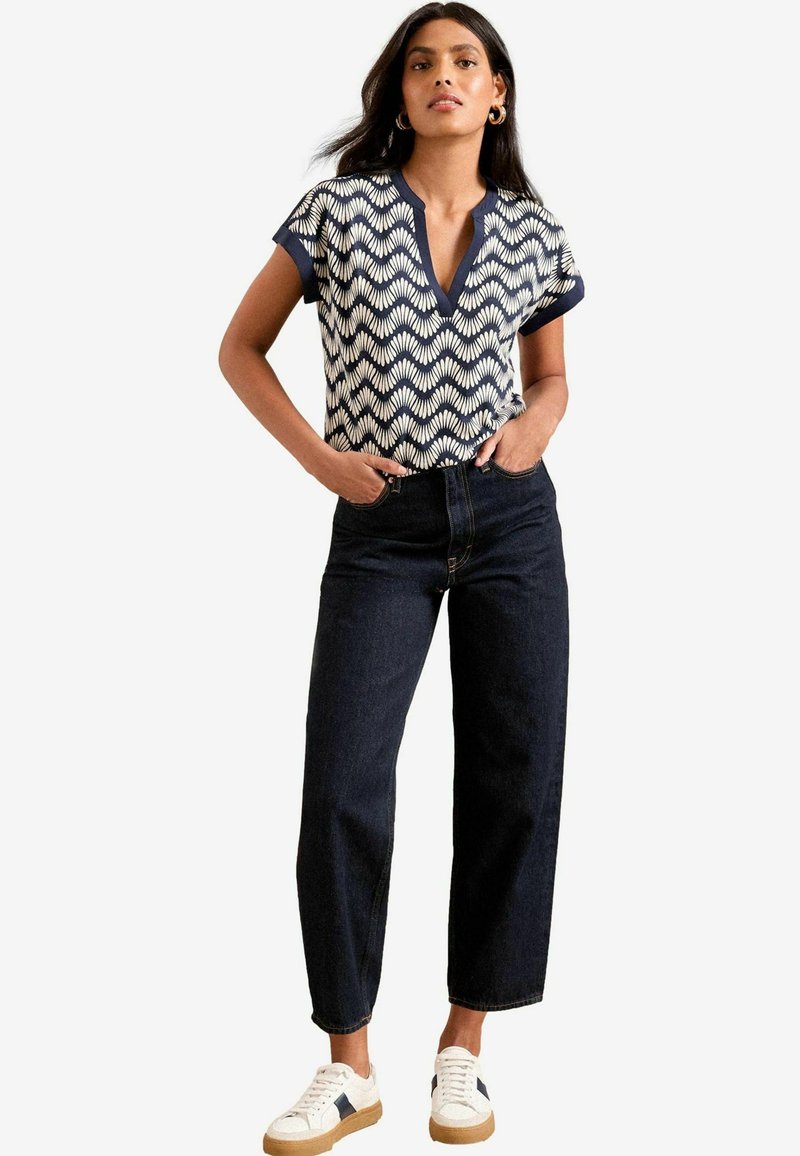 Love & Roses REGULAR FIT - Apdrukāts T-krekls - navy and white petal wave print