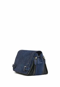 Borsa in suede blu navy con patella pieghevole, hardware in argento, due tasche con zip sui lati e base in pelle nera a contrasto.