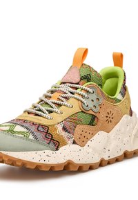 Sneaker multicolore con tomaia in tessuto che presenta motivi verdi, arancioni e rosa. Accenti in camoscio e gomma, suola testurizzata e colletto imbottito.