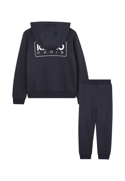 Navyblauwe hoodie met een wit logo "KENZO PARIS" op de achterkant, gecombineerd met bijpassende joggingsbroek. Gemaakt van zacht katoen, ontspannen pasvorm.
