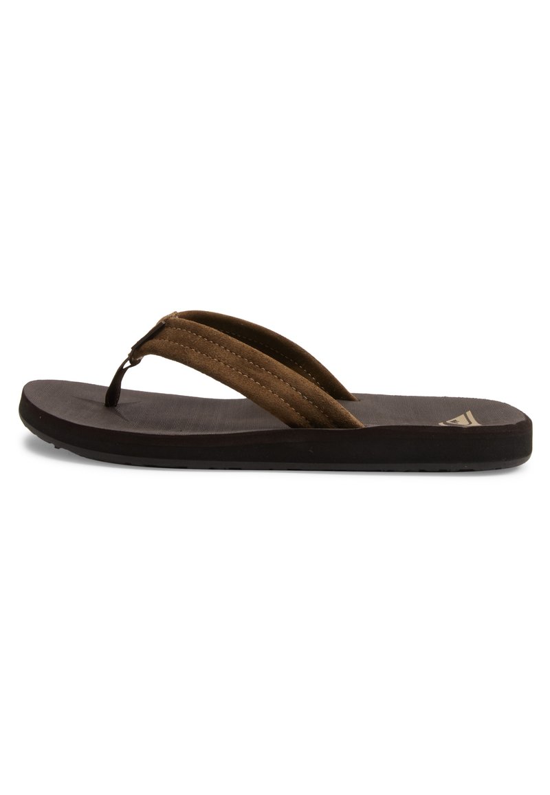 Tongs en daim marron avec deux brides, une semelle plate en caoutchouc noir et un semelle texturée. Accentué d'un petit logo sur le côté.