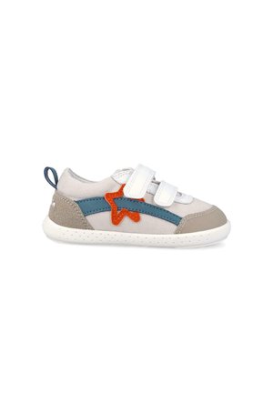 Zapatilla para niño pequeño color gris claro con tiras blancas, raya lateral azul, detalle de estrella naranja, puntera beige y suela blanca con puntos.