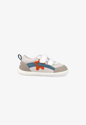 Zapatilla para niño pequeño color gris claro con tiras blancas, raya lateral azul, detalle de estrella naranja, puntera beige y suela blanca con puntos.