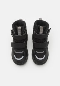 Schwarze Kinderstiefel mit Netzpanels, zwei verstellbaren Klettverschlussriemen, grauen Akzenten und einem gepolsterten Innenraum für Komfort.