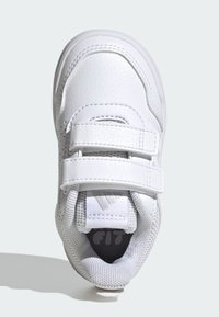 Valged tossud, millel on ühtlane nahast ülaosa, võrksed aksendid, kaks reguleeritavat konksu- ja lõpskinnitust ning tekstuuriga tald neutraalse voodriga.