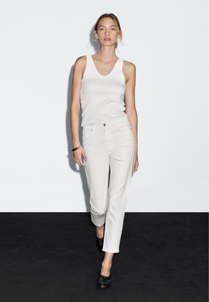 MID-RISE SLIM FIT - Flared Jeans - white