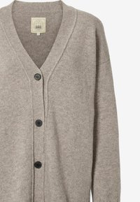 Grijze gebreide cardigan met een V-hals, vijf zwarte knopen aan de voorkant en geribbelde manchetten. Zachte textuur met een licht oversized ontwerp.