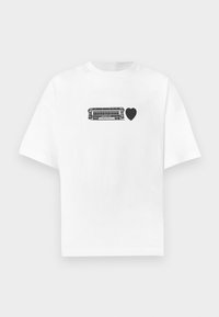 Maglietta bianca in cotone con grafica nera di un tram a forma di cuore, scollo rotondo e maniche corte. Design semplice e minimale.