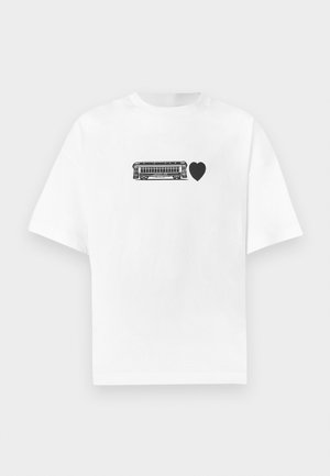 Maglietta bianca in cotone con grafica nera di un tram a forma di cuore, scollo rotondo e maniche corte. Design semplice e minimale.