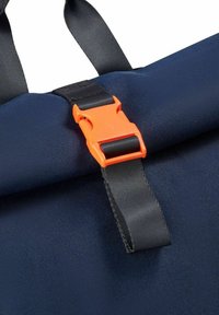 Zaino blu navy realizzato in un tessuto resistente, con design a chiusura arrotolata e una brillante fibbia in plastica arancione, dotato di spallacci neri per una chiusura sicura.