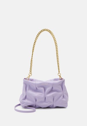 Sac à main en cuir souple lilas avec une bandoulière chaîne dorée et une fine bandoulière en cuir amovible pour porter en travers du corps.