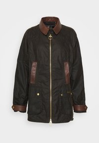 Veste cirée foncée avec col en cuir marron, bordures de poche et poignets, dotée d'une fermeture éclair dorée et de poches à rabat à boutons-pression.