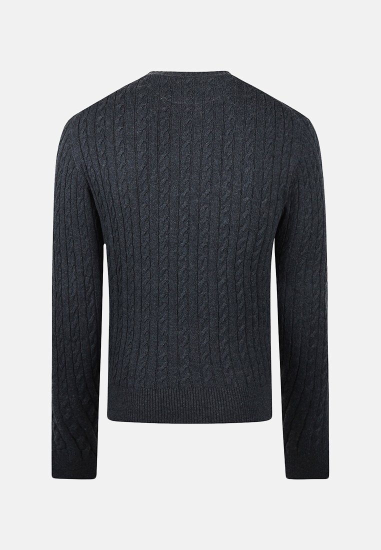 Donkergrijze gebreide trui met een kabelpatroon, ronde hals en lange mouwen. Geribde manchetten en zoom voegen textuur toe aan het ontwerp.
