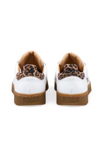 Weiße Sneakers mit einem Leopardenmuster auf der Rückseite, braunen Gummisohlen und einem beigen Innenfutter. Mit geprägtem "LLOYD"-Logo an der Ferse.