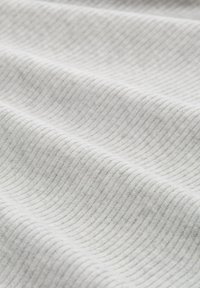 Jasnoszary materiał o subtelnej prążkowanej teksturze. Materiał wydaje się miękki i lekko puszysty, z delikatnymi poziomymi liniami na powierzchni.