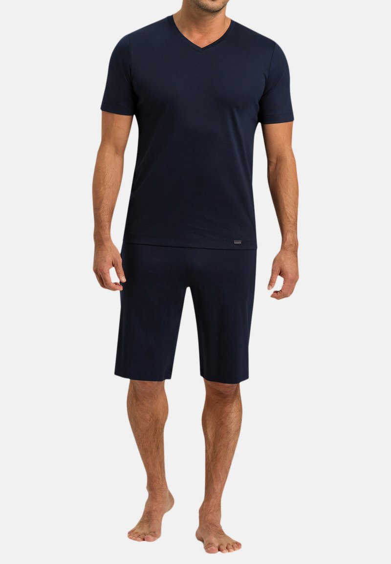T-shirt à manches courtes bleu marine en V en tissu doux, associé à un short assorti, tous deux offrant un confort optimal et un design minimaliste.