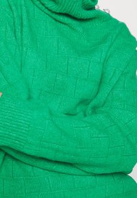 Custommade Sweter