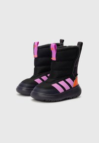 Svarte snø støvler med rosa og oransje detaljer, med polstret design, teksturert stoff og gummisåler for godt grep.