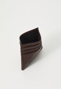Brun skinn lommebok med teksturert overflate, har flere kortspor på den ene siden, og en åpen topp for enkel tilgang.
