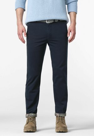 Marineblauwe chino's met een slim fit, met een gestructureerde manchette en een gestreepte riem. Perfect voor casual of semi-formele kleding.