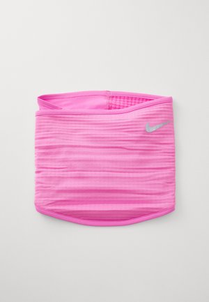Rozā sporta galvas lente ar gludu tekstūru, kurai ir savākta forma un priekšpusē ir sudraba Nike logo. Nav redzamu stiprinājumu.
