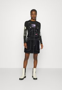 Tommy Jeans STITCH DUNGAREE DRESS - Jeansklänning - black