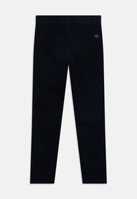 Navyblå chinos med rett passform, med to baklommer og beltehemper, laget av glatt bomullsstoff.
