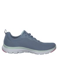 Scarpa sportiva azzurro chiaro con tomaia in rete, punta tonda, dettagli testurizzati, lacci sottili e suola bianca con accenti rosa.