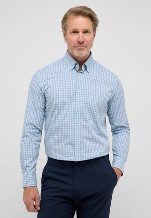 Hellblau-weiß kariertes Hemd mit Button-down-Kragen, langen Ärmeln und Brusttasche, kombiniert mit navy-blauen Hosen.