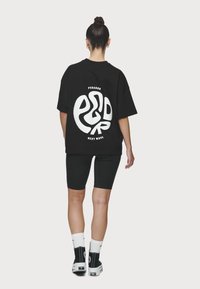 Pegador GABI HEAVY OVERSIZED TEE - Apdrukāts T-krekls - black