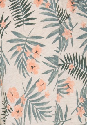 Der kurzärmelige Stoff hat einen hellbeigen Hintergrund mit grünen Blättern und pfirsichfarbenen Blumen, die in einem sich wiederholenden Blumenmuster angeordnet sind.