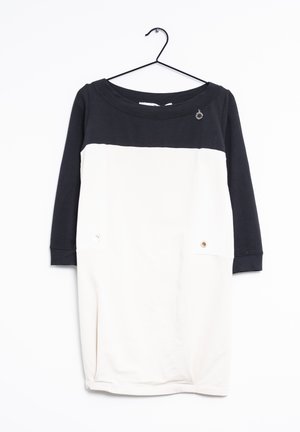 Robe color-blockée avec une partie supérieure marine et une partie inférieure crème, fabriquée en tissu doux. Comprend des accessoires décoratifs et des poches.