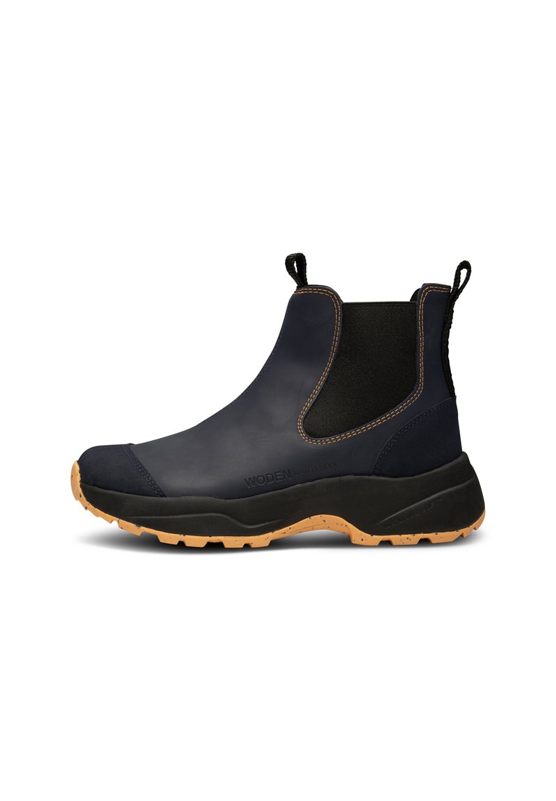 Botas de tobillo impermeables de la marina con paneles laterales elásticos, suela de goma y detalles en costura naranja. Presentan un material superior texturizado.