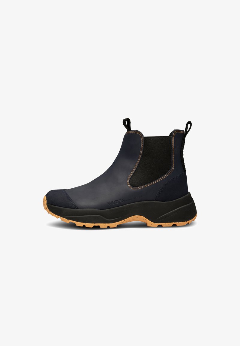 Botas de tobillo impermeables de la marina con paneles laterales elásticos, suela de goma y detalles en costura naranja. Presentan un material superior texturizado.