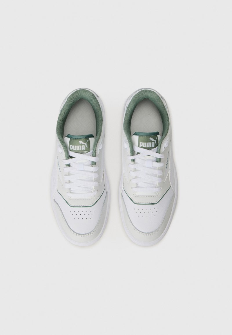 Sneakers bianchi con accenti verdi, realizzati in materiali sintetici e tessili, con una parte anteriore perforata, design con lacci e logo sulla linguetta.