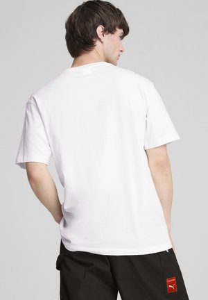 T-shirt blanc en coton à manches courtes et col rond, avec un design uni sans motifs ni graphiques.