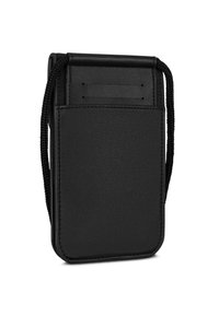 Custodia per telefono in pelle nera con superficie texturizzata, tracolla piatta e tasca posteriore. Presenta un design minimalista e angoli arrotondati.