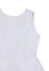 Abito bianco senza maniche con scollo rotondo, caratterizzato da una gonna arricciata e una texture liscia. Design semplice e pulito senza decorazioni.