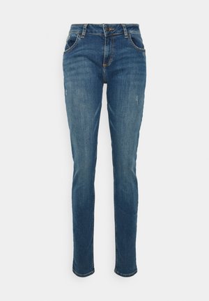 Jeans de denim azul com um corte slim, cinco bolsos e leves acentos desbotados. Fecho em botão metálico e detalhes de costura perto dos bolsos.