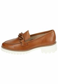 Mocassino in pelle marrone con suola bianca spessa e grande catena decorativa sulla parte anteriore, vista laterale su sfondo bianco.