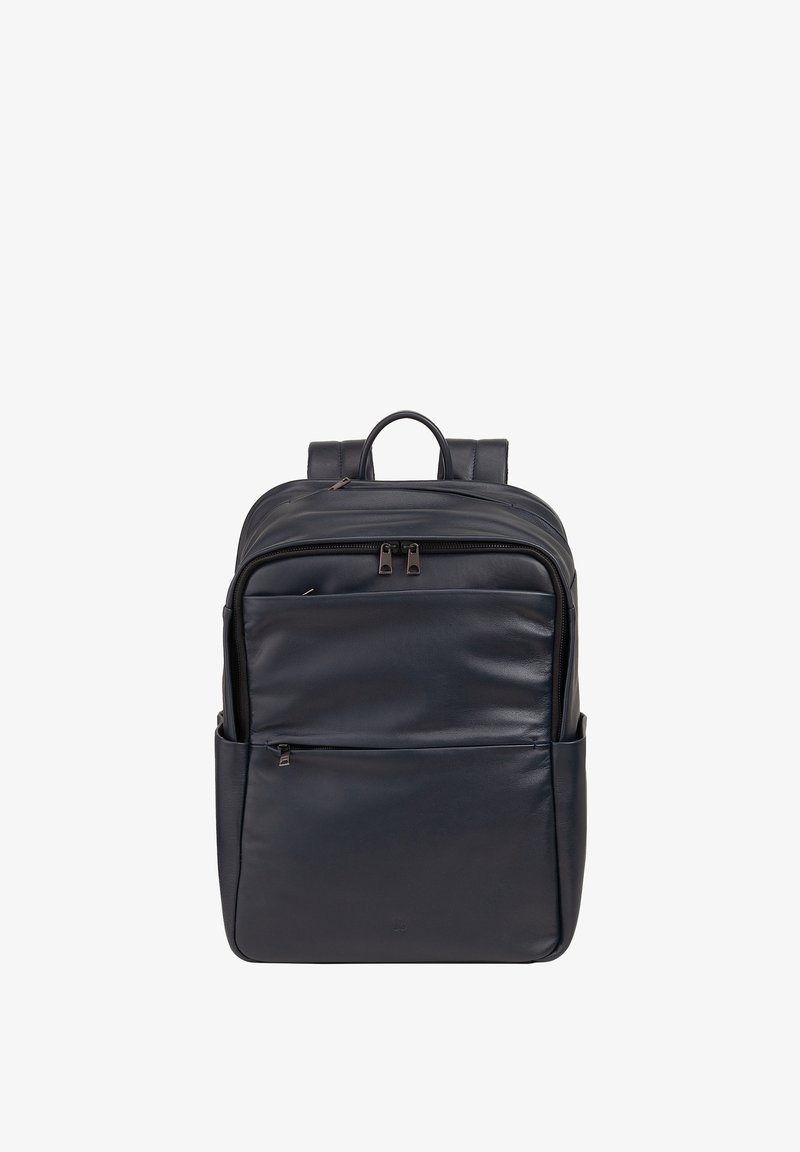 Sac à dos en cuir navy avec deux bretelles rembourrées, une poignée supérieure, une poche zippée à l'avant et une texture lisse. Design minimaliste avec des accents élégants.