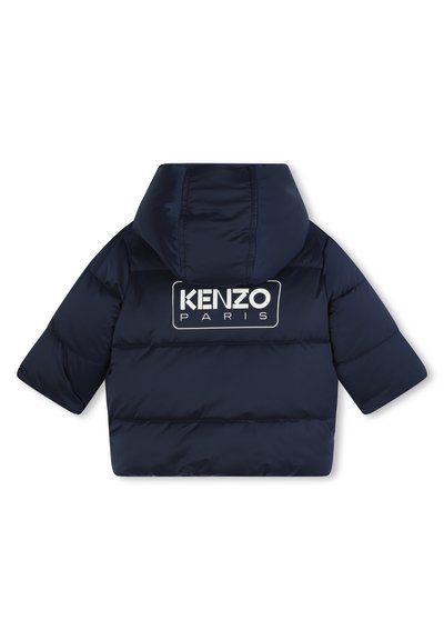 Navyblauwe gewatteerde jack met capuchon, met een groot wit "KENZO PARIS" logo op de rug en een doorgestikte textuur. Korte mouwen.