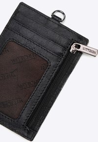 Cartera de cuero negro con cierre de cremallera, compartimentos para tarjetas y ventana transparente para identificación; presenta un patrón grabado y acentos de hardware en plateado.