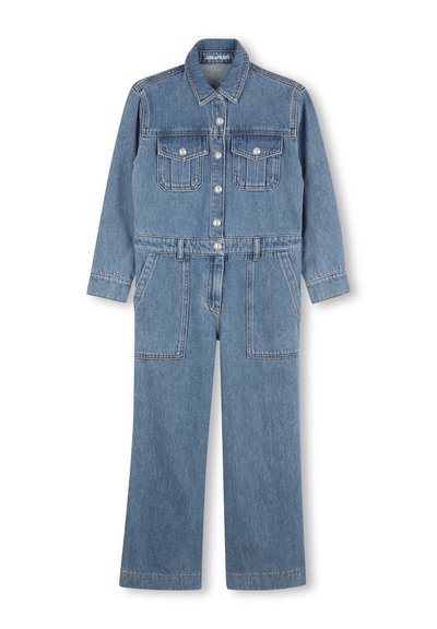 Lichtblauwe denim jumpsuit met lange mouwen, knoopsluiting aan de voorkant, twee borstzakken met klep, grote zakken aan de voorkant van de benen en riemlussen.