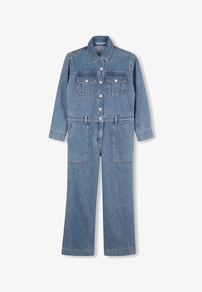 Lichtblauwe denim jumpsuit met lange mouwen, knoopsluiting aan de voorkant, twee borstzakken met klep, grote zakken aan de voorkant van de benen en riemlussen.