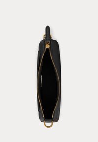 Neceser rectangular negro con cremallera dorada parcialmente abierta, mostrando un interior vacío, con un tirador de cuero y un anillo dorado en un extremo.