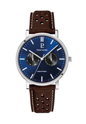 Montre analogique avec un cadran bleu, un boîtier en acier argenté et un bracelet en cuir perforé marron. Les caractéristiques comprennent un sous-cadran de date et des index de heures argentés.