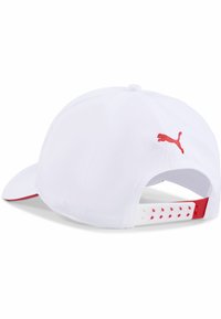 Vit keps med röda detaljer, med en böjd skärm och justerbart band bak. Broderad röd Puma-logotyp på sidan.
