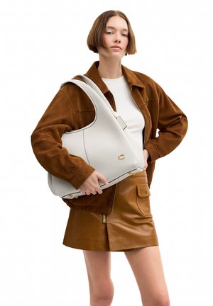 COACH, POLISHED SHOULDER - Kézitáska - b chalk