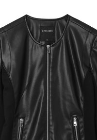 Giacca in pelle nera con colletto rotondo, cerniere argentate e tasche laterali con zip. Presenta tessuti contrastanti sui lati. Etichetta del marchio visibile.